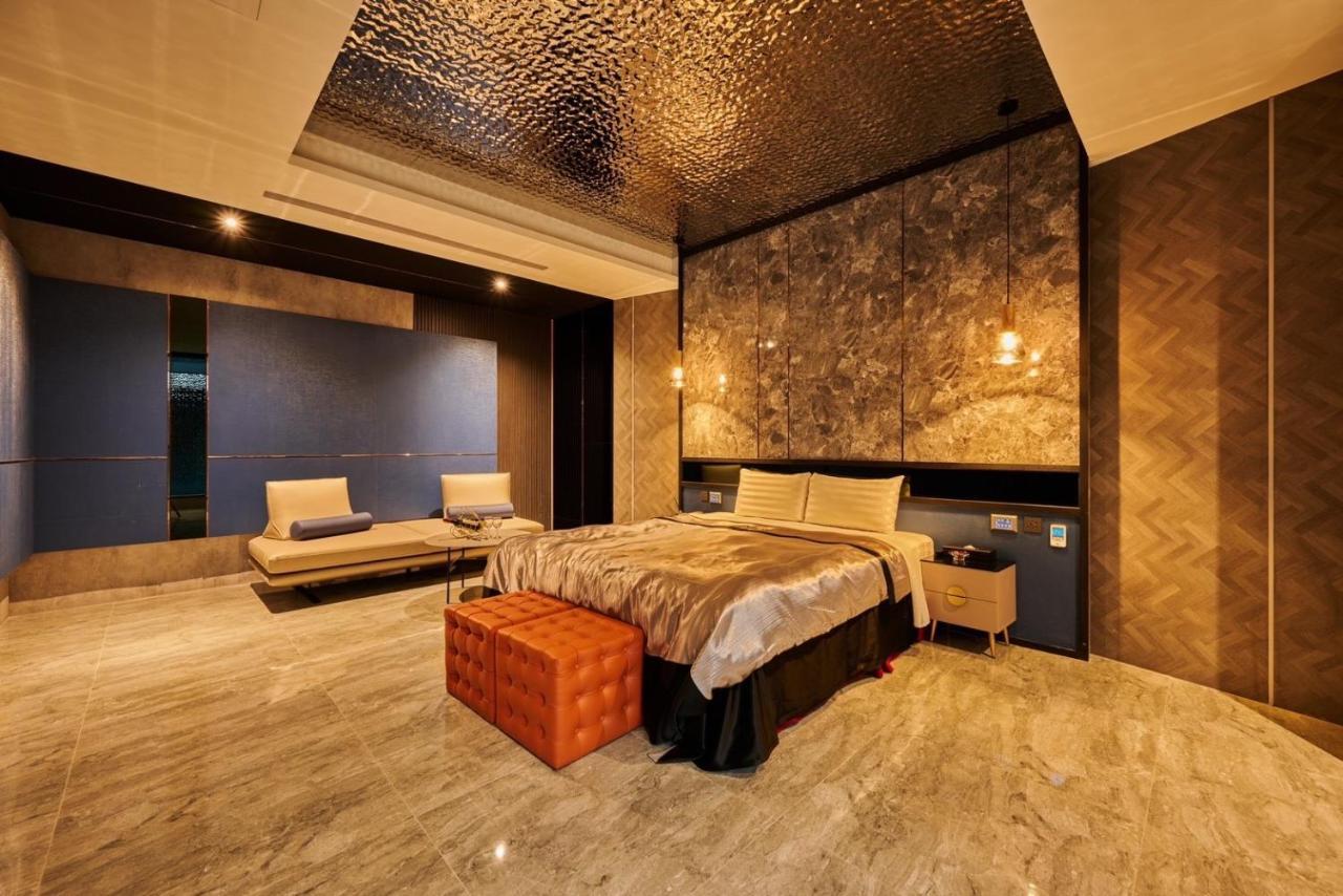 In Night Hotel Taizhong Zewnętrze zdjęcie