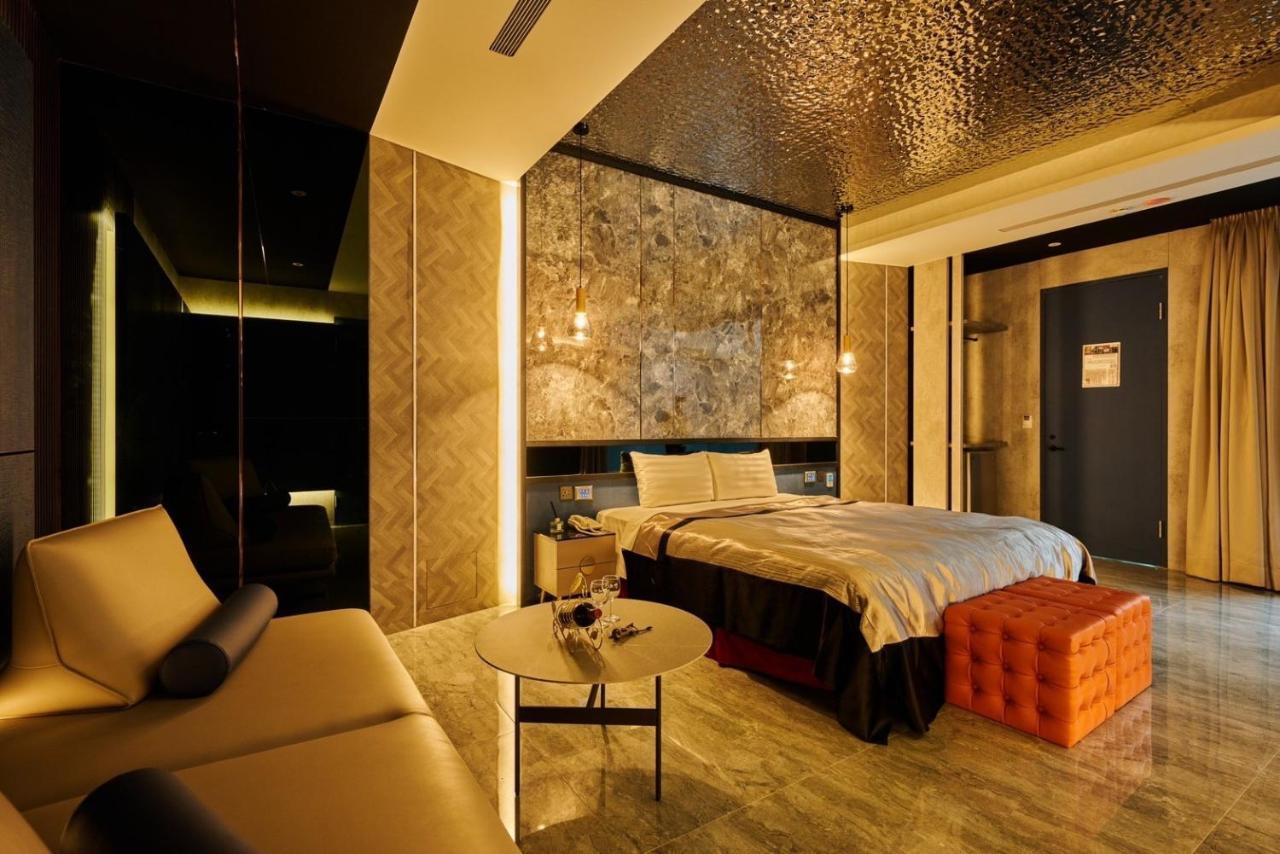 In Night Hotel Taizhong Zewnętrze zdjęcie