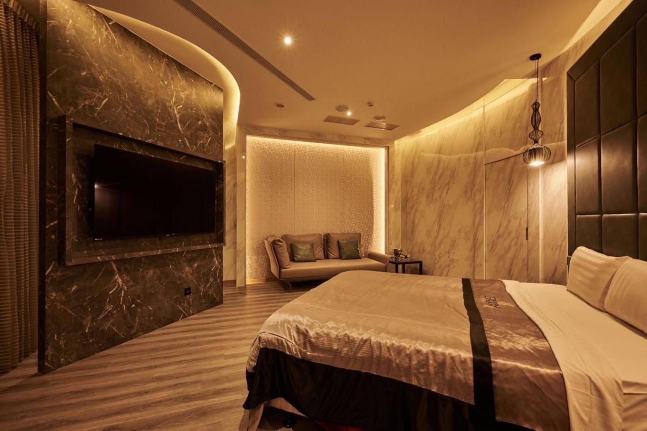 In Night Hotel Taizhong Zewnętrze zdjęcie