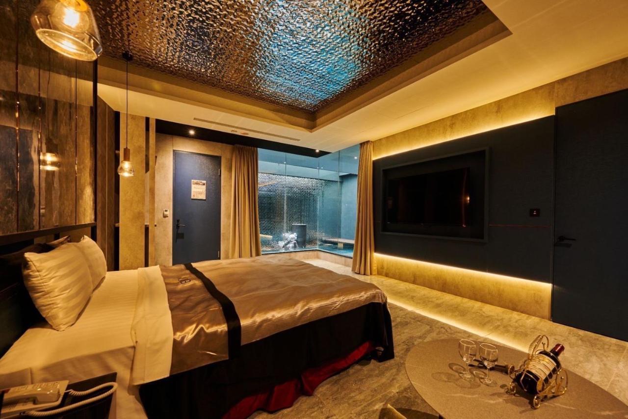 In Night Hotel Taizhong Zewnętrze zdjęcie