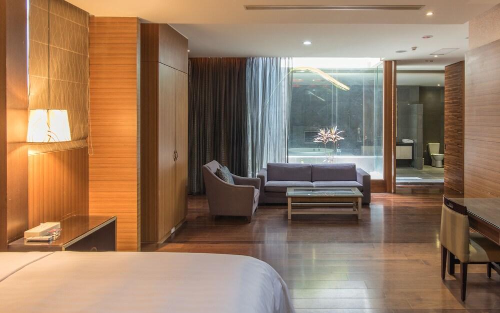 In Night Hotel Taizhong Zewnętrze zdjęcie