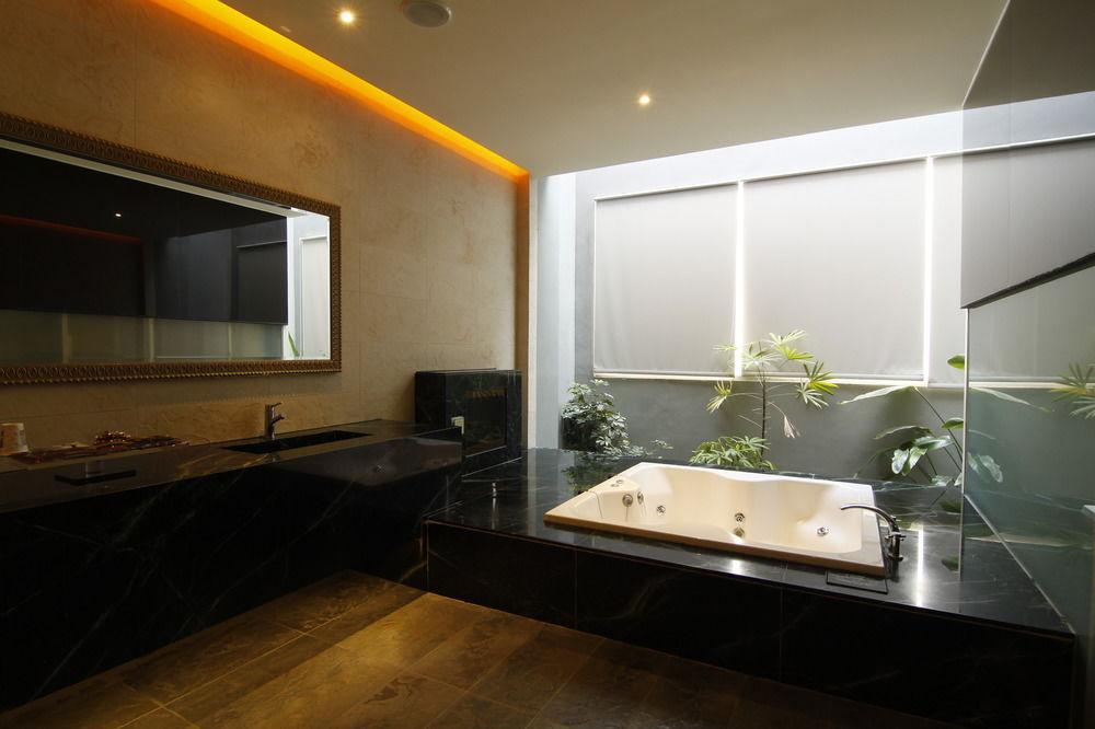 In Night Hotel Taizhong Zewnętrze zdjęcie