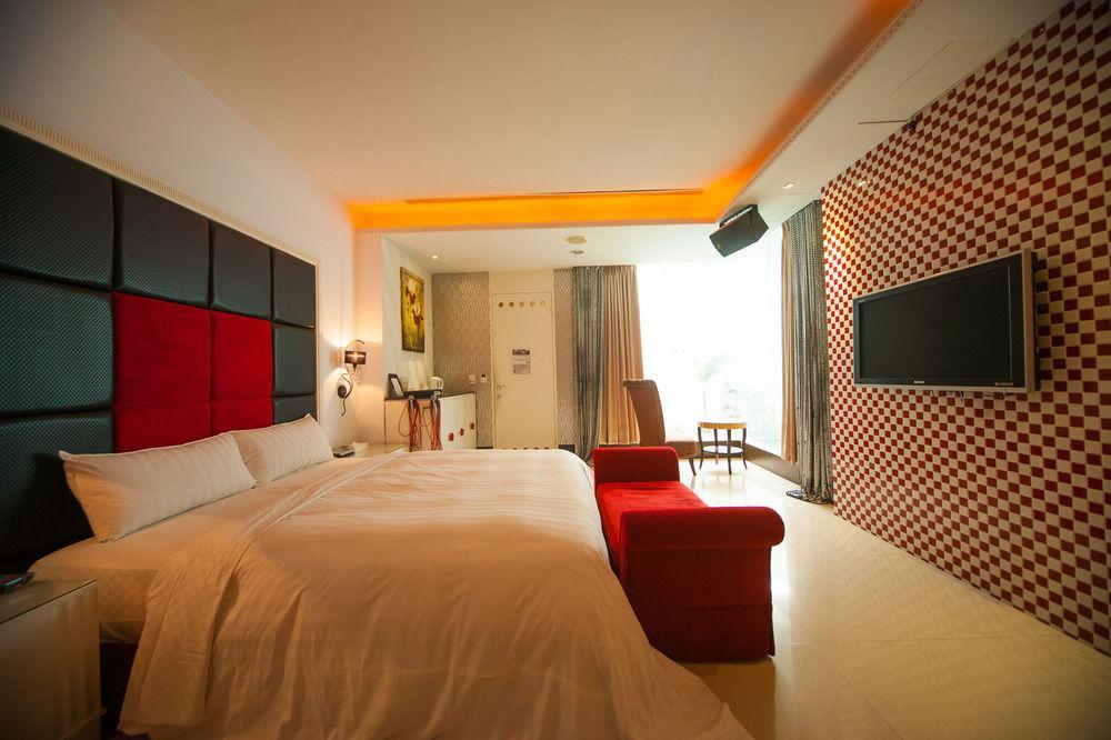 In Night Hotel Taizhong Zewnętrze zdjęcie