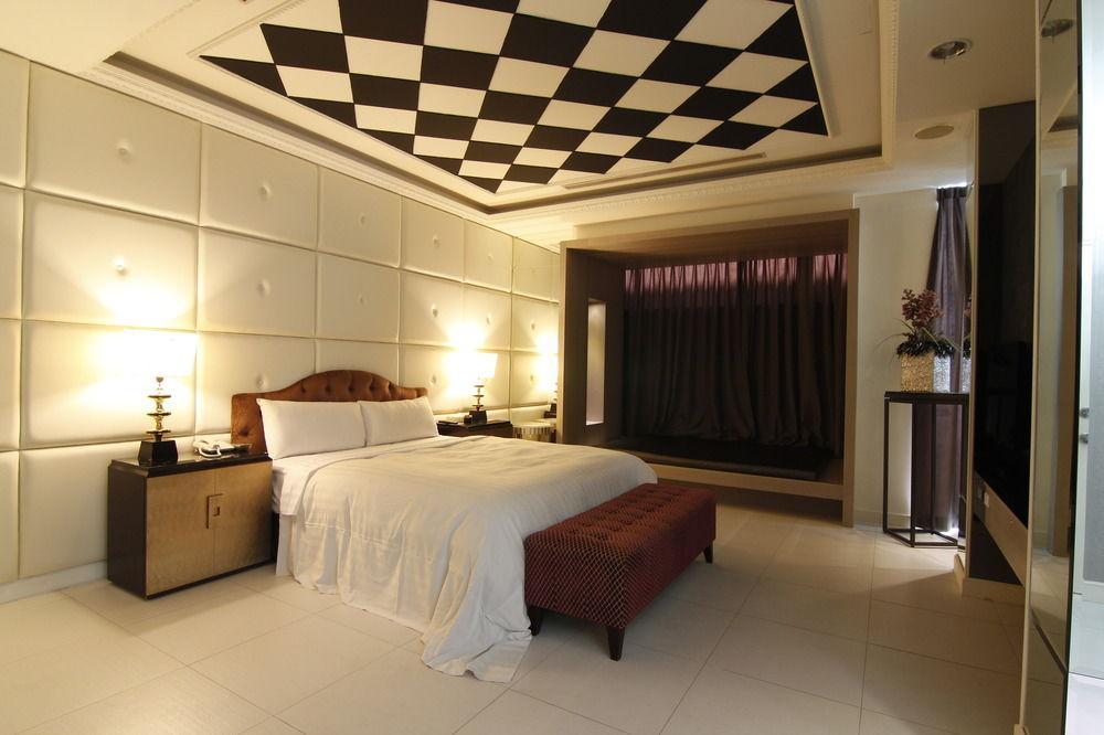 In Night Hotel Taizhong Zewnętrze zdjęcie