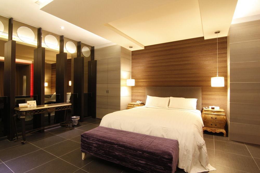 In Night Hotel Taizhong Zewnętrze zdjęcie