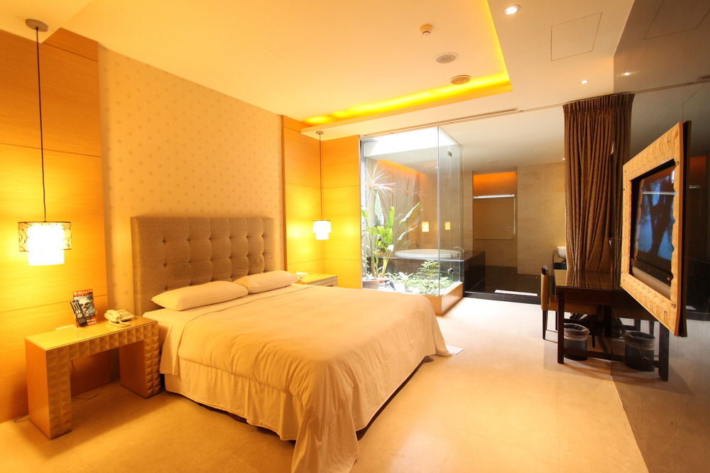 In Night Hotel Taizhong Zewnętrze zdjęcie