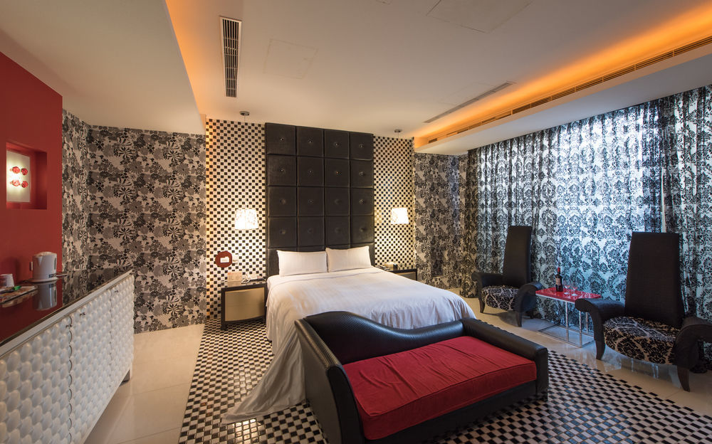 In Night Hotel Taizhong Zewnętrze zdjęcie