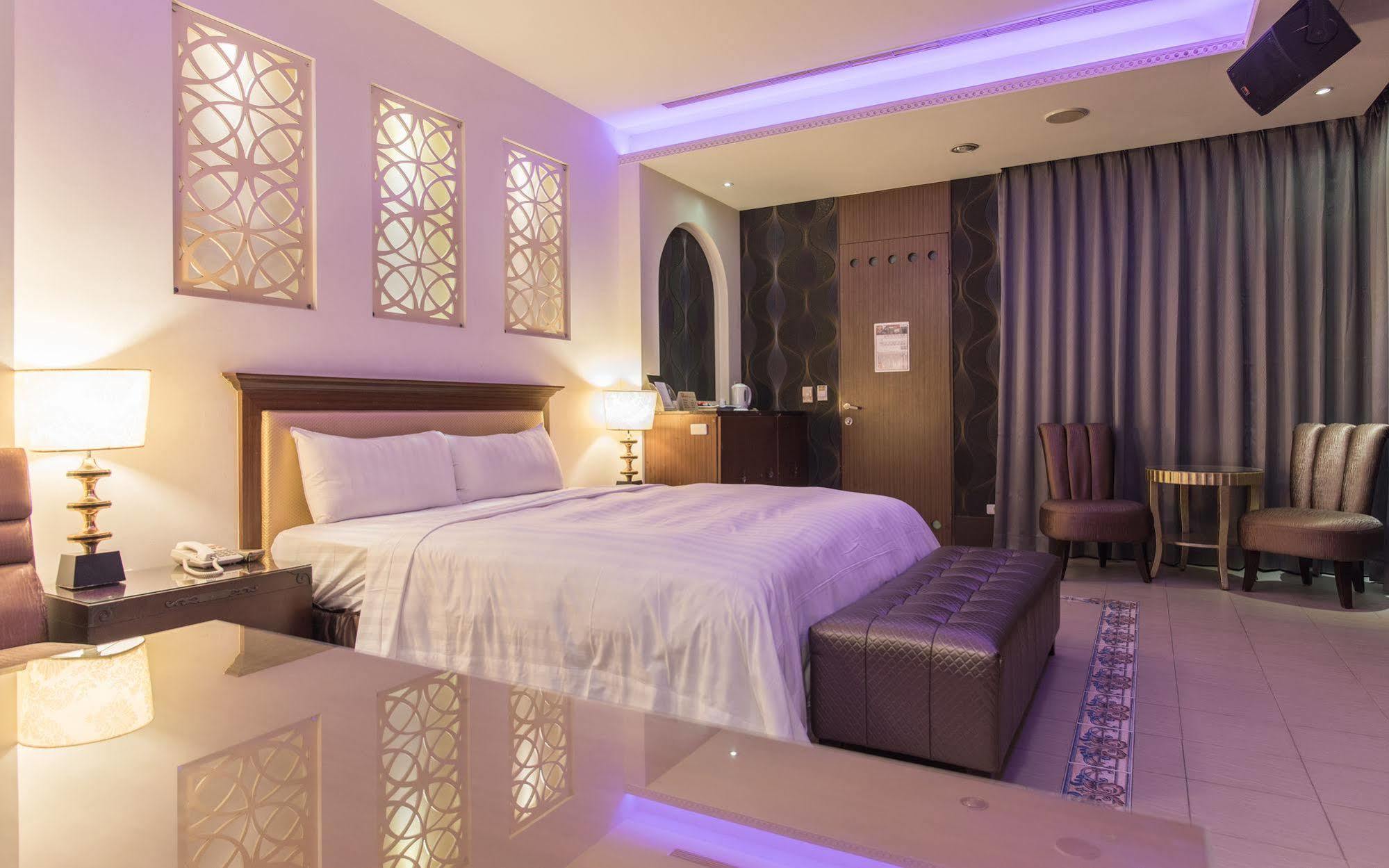 In Night Hotel Taizhong Zewnętrze zdjęcie