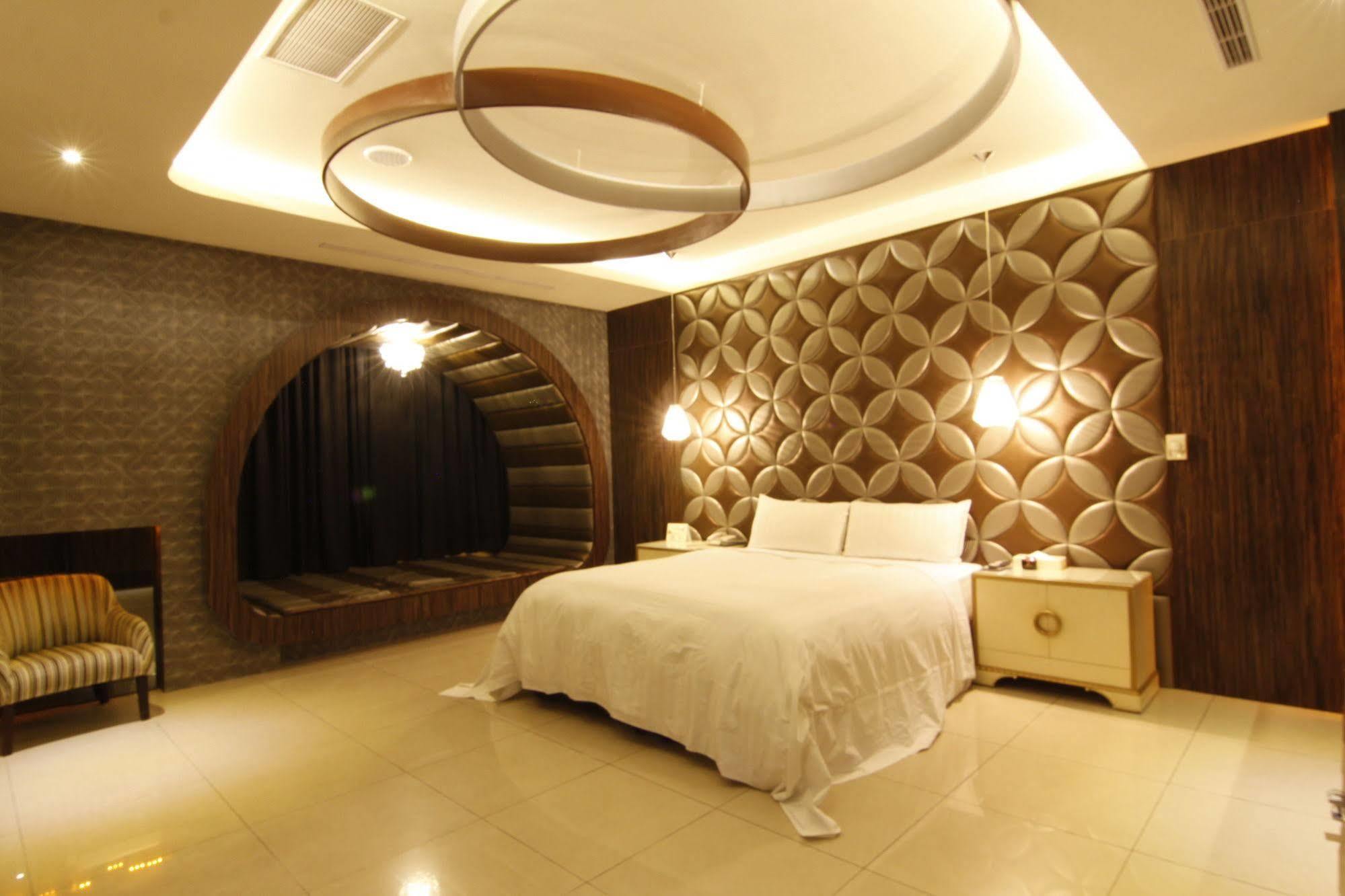 In Night Hotel Taizhong Zewnętrze zdjęcie
